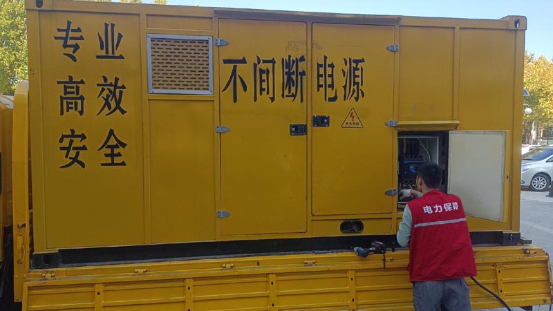 云霄柴油发电机组和UPS电源配合使用时，如何避免切换过程中的电力中断？